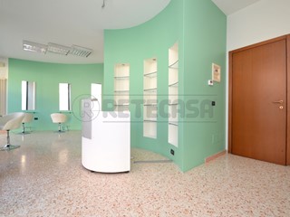 Immobile commerciale in Affitto a Valdagno, zona Novale, 380€, 80 m²