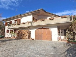 Villa in Vendita a Pelago, zona Paterno, 670'000€, 200 m², con Box