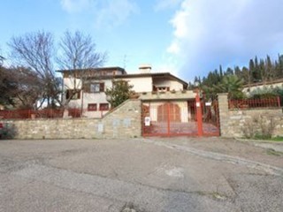 Villa in Vendita a Pelago, zona Paterno, 670'000€, 200 m², con Box