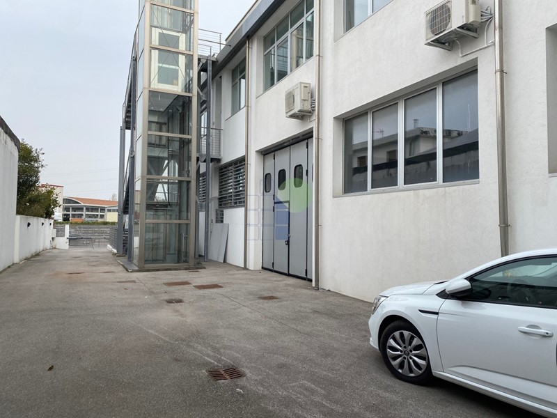Immobile commerciale in Vendita a Livorno, zona Picchianti, 145'000€, 180 m²