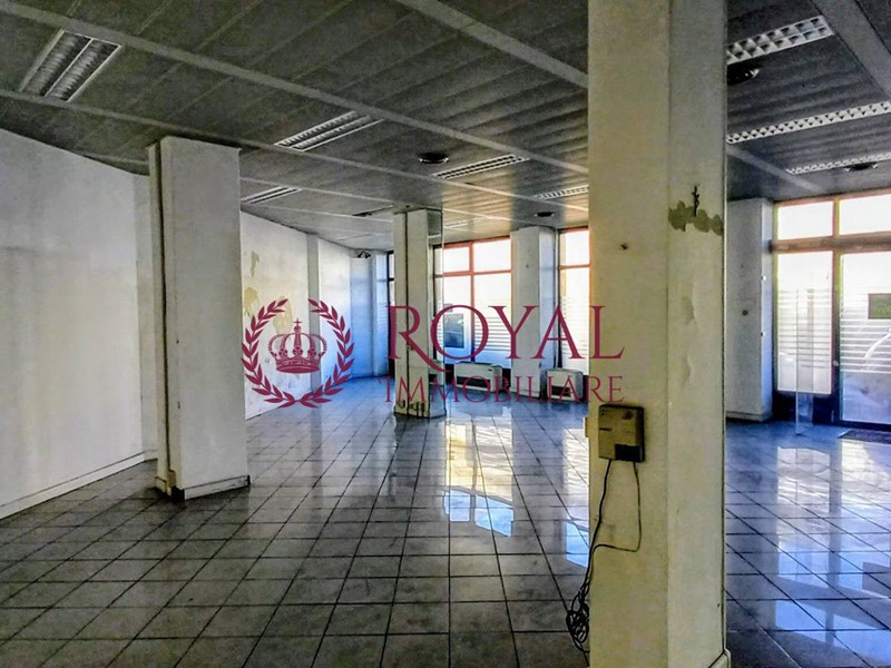 Immobile commerciale in Vendita a Livorno, zona Cavour, 290'000€, 300 m²
