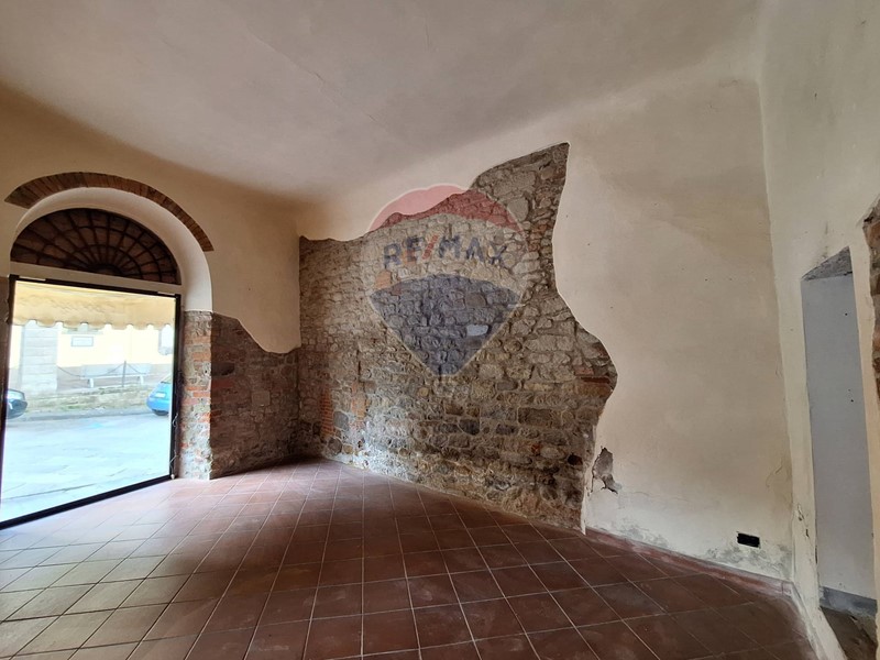 Negozio in Affitto a Loro Ciuffenna, zona Centro, 500€, 145 m²