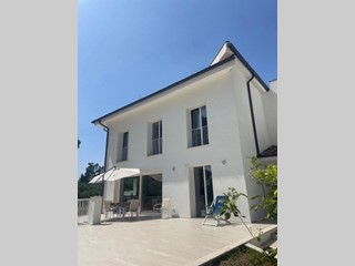 Villa in Vendita a San Giuliano Terme, 825'000€, 240 m², con Box