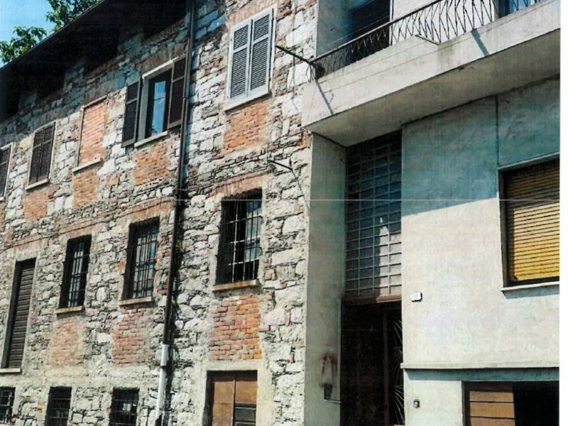 Casa Semi Indipendente in Vendita a Pogno, 6'329€, 443 m²