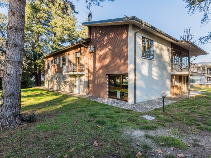 Villa in Vendita a Casalecchio di Reno, 890'000€, 385 m², con Box