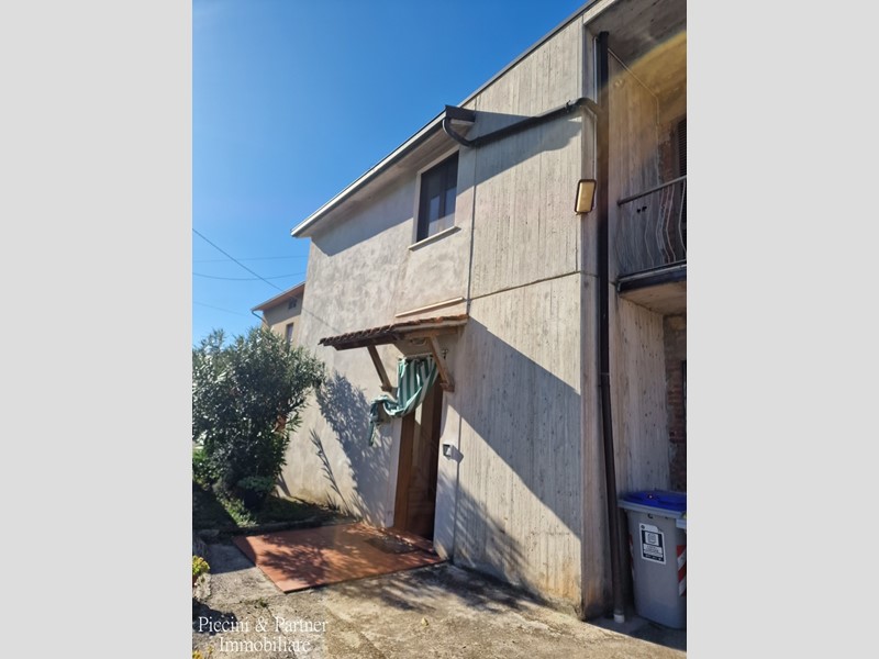 Casa Indipendente in Vendita a Magione, zona Dirindello, 129'000€, 230 m², con Box
