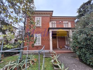 Villa in Vendita a Cesena, zona Osservanza, 280 m², con Box