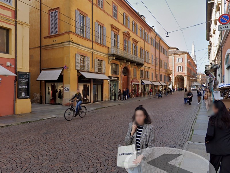 Immobile commerciale in Affitto a Modena, 500 m²