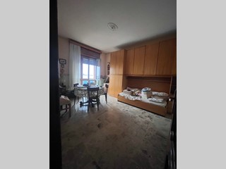 Trilocale in Vendita a Beinasco, 130'000€, 83 m², con Box