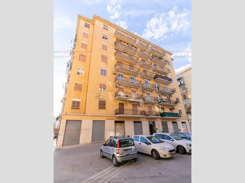 Appartamento in Vendita a Siracusa, zona Tunisi Grottasanta, 90'000&euro;, 136 m²