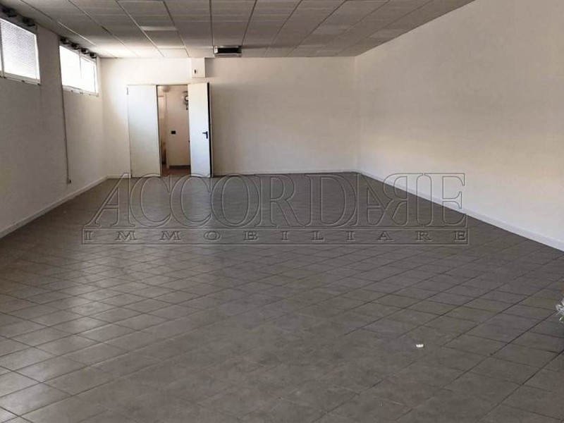 Capannone in Affitto a Padova, zona Zona Industriale, 1'100€, 133 m²