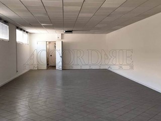 Capannone in Affitto a Padova, zona Zona Industriale, 1'100€, 133 m²
