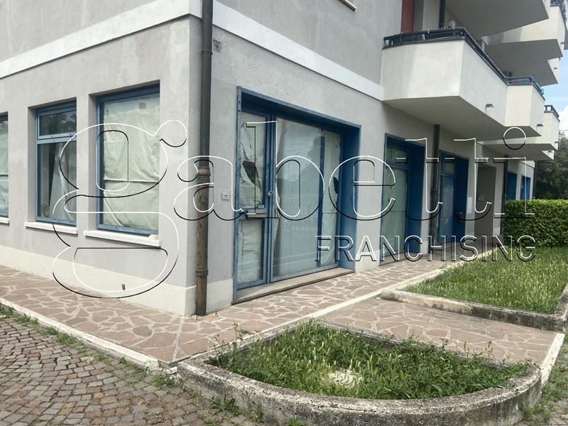 Negozio in Vendita a Terre del Reno, 253'000€, 243 m²