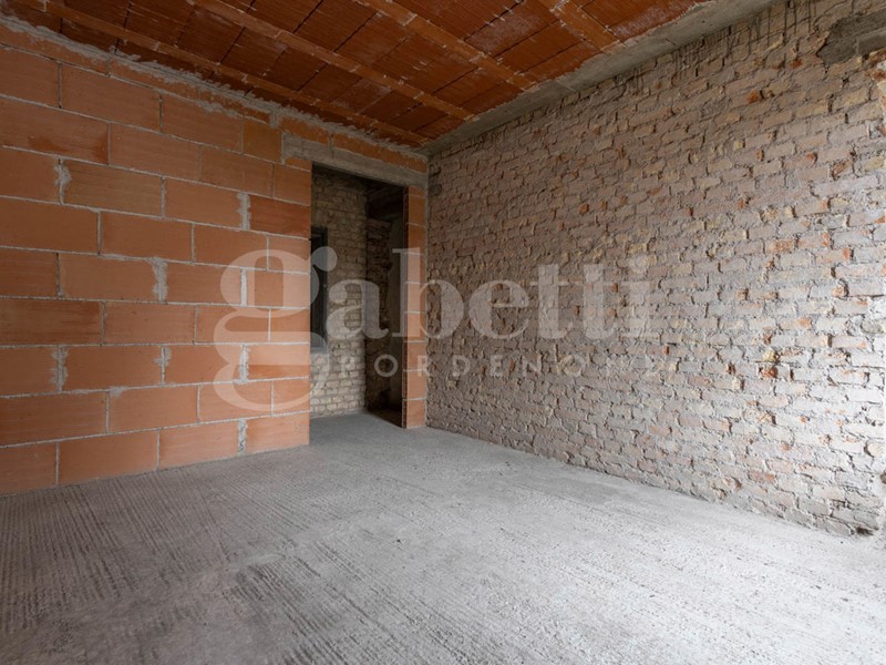 Villetta a schiera in Vendita a Cordenons, 65'000€, 260 m²