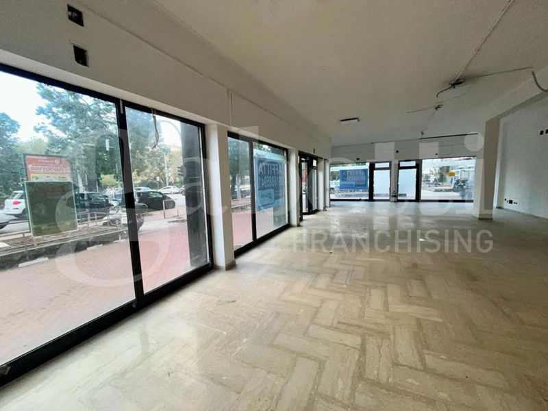 Negozio in Affitto a Palermo, 4'700€, 200 m²
