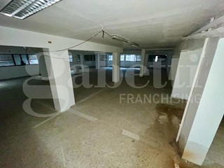 Magazzino in Affitto a Palermo, 1'000€, 412 m²