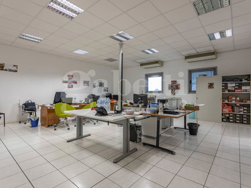 Ufficio in Vendita a Gruaro, 130'000€, 160 m², arredato