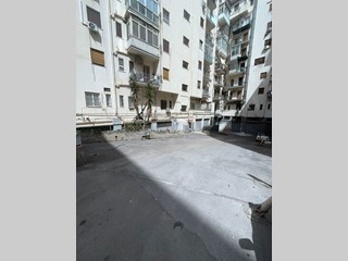 Magazzino in Affitto a Palermo, 2'000€, 300 m²