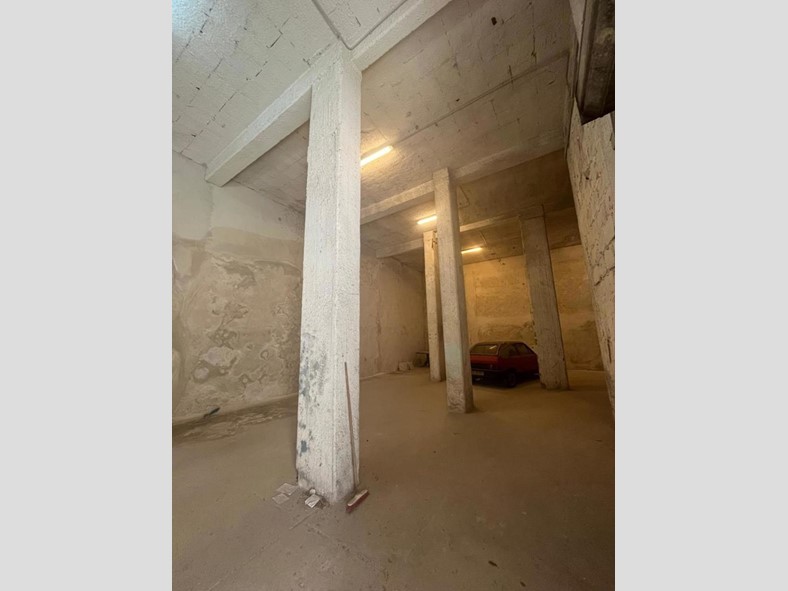 Magazzino in Affitto a Palermo, 1'000€, 220 m²