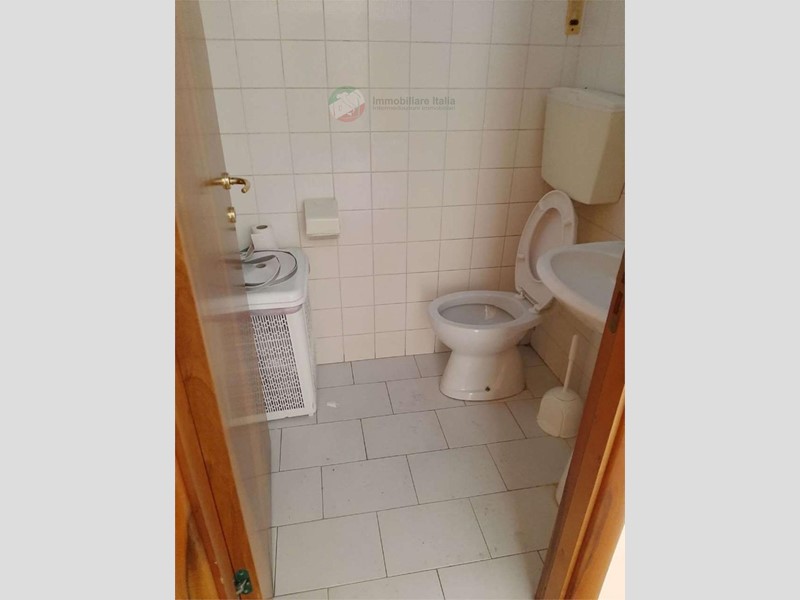 Immobile commerciale in Affitto a San Giovanni in Marignano, 1'500€, 230 m²