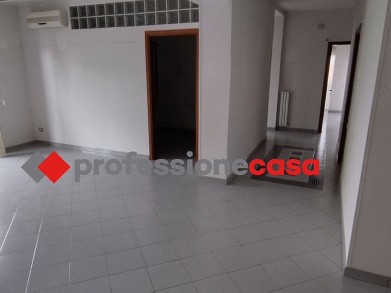 Ufficio in Affitto a San Nicola la Strada, 1'600€, 250 m²
