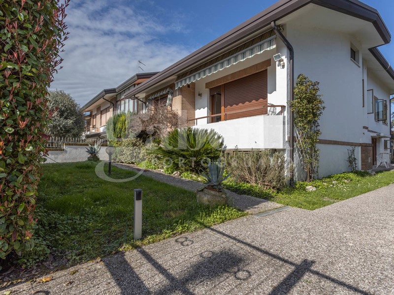 Villa bifamiliare in Vendita a Portogruaro, 360 m², arredato