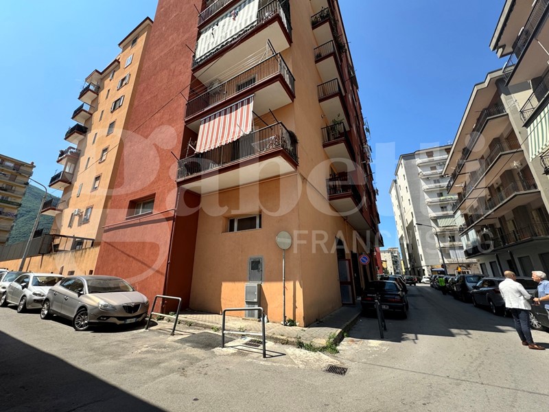 Negozio in Affitto a Angri, 600€, 90 m²
