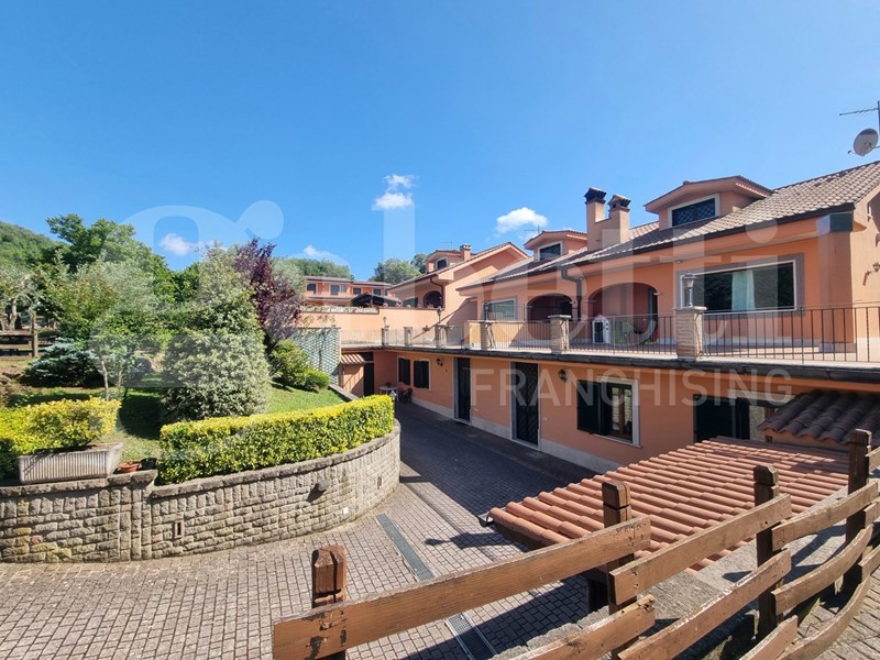 Villa bifamiliare in Vendita a Rocca di Papa, 790'000€, 262 m², arredato