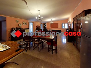 Casa Indipendente in Vendita a San Nicola la Strada, 280'000€, 350 m²