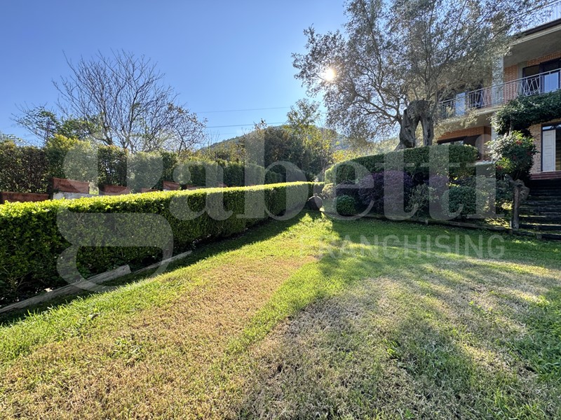 Villa in Vendita a Salerno, 850'000€, 297 m²