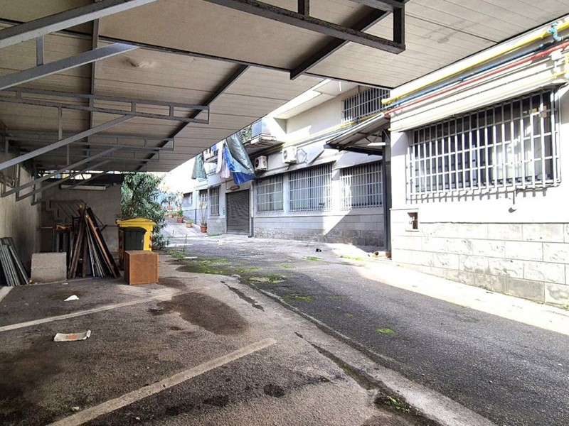Capannone in Affitto a Napoli, 3'500€, 1200 m²