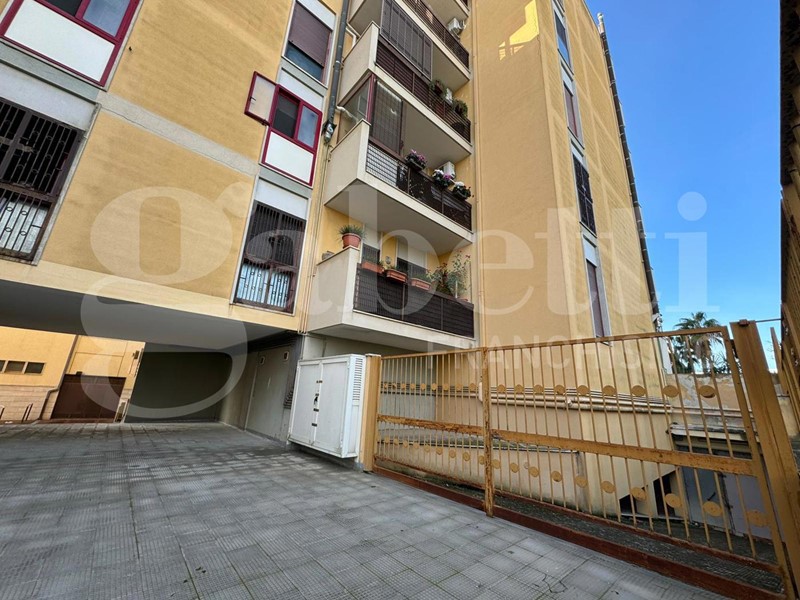 Negozio in Vendita a Bari, 300'000€, 600 m²