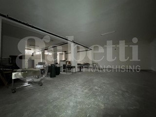 Negozio in Vendita a Bari, 300'000€, 600 m²