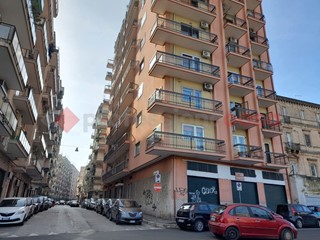 Negozio in Vendita a Taranto, 240'000€, 250 m²