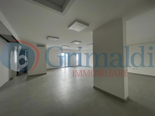 Ufficio in Affitto a Quarto, 140 m²