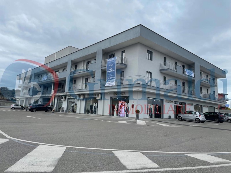 Ufficio in Affitto a Quarto, 140 m²