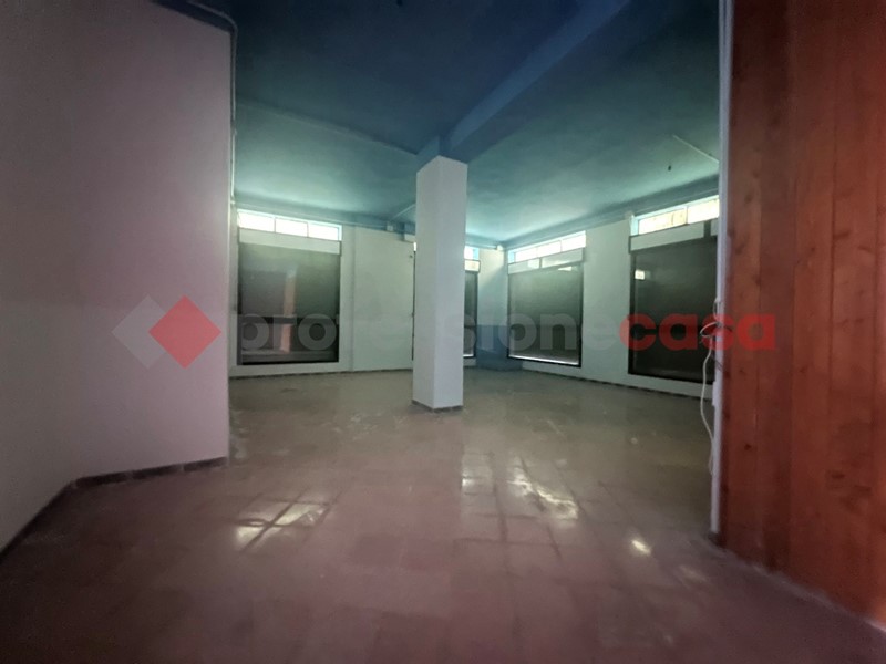 Negozio in Affitto a Taranto, 1'900€, 250 m²