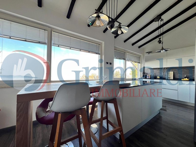 Villa in Vendita a Corciano, 350'000€, 250 m², arredato