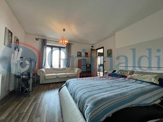 Villa in Vendita a Corciano, 350'000€, 250 m², arredato