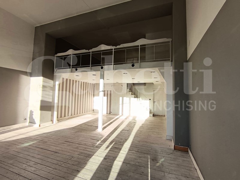 Negozio in Affitto a Siracusa, 1'200€, 73 m²