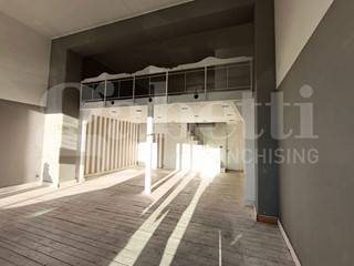 Negozio in Affitto a Siracusa, 1'200€, 73 m²