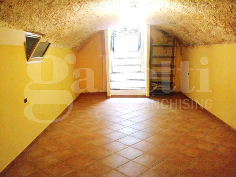 Magazzino in Affitto a Napoli, 250€, 35 m²