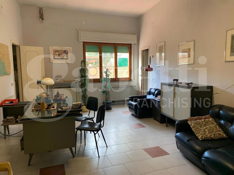 Ufficio in Affitto a Napoli, 1'200€, 150 m²