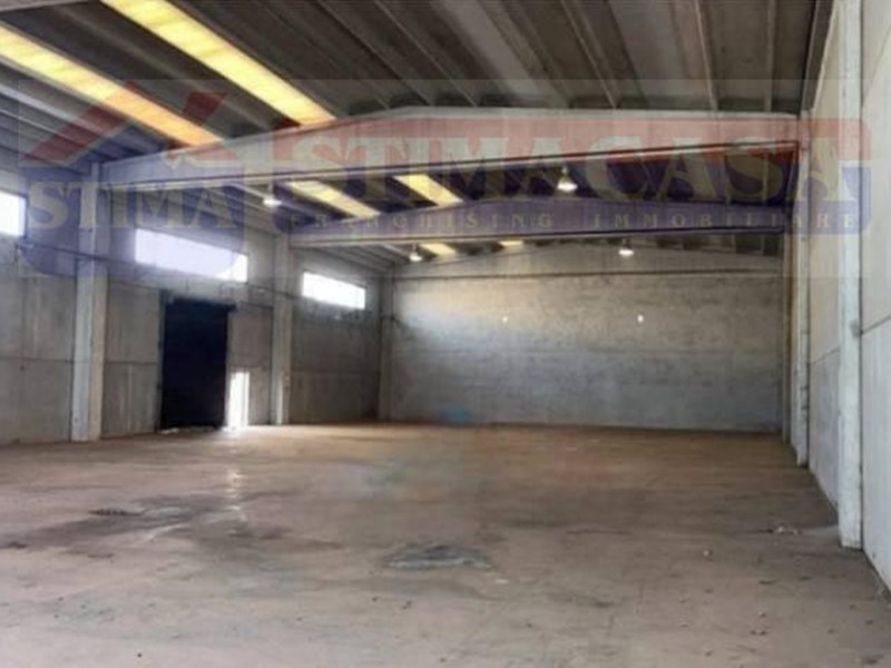 Capannone in Affitto a Vitulazio, 4'500€, 1000 m²