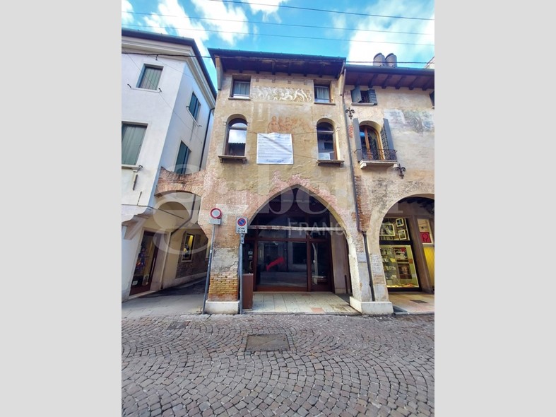 Negozio in Affitto a Treviso, 2'500€, 116 m², arredato