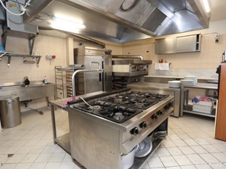 Negozio in Affitto a Beinasco, 1'500€, 350 m², arredato