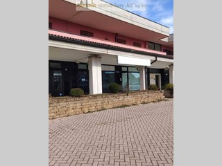 Ufficio in Affitto a Calcinato, 1'000€, 100 m², con Box