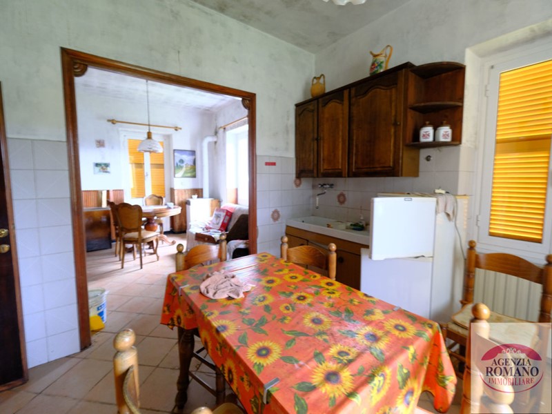 Casa Indipendente in Vendita a Urbe, 140'000€, 300 m²