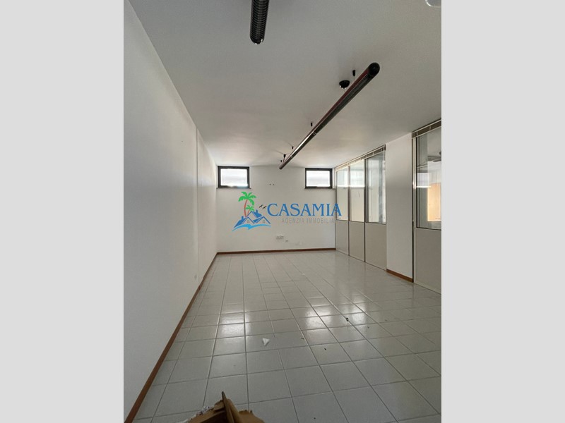 Ufficio in Affitto a Monteprandone, zona Centobuchi, 540€, 60 m²