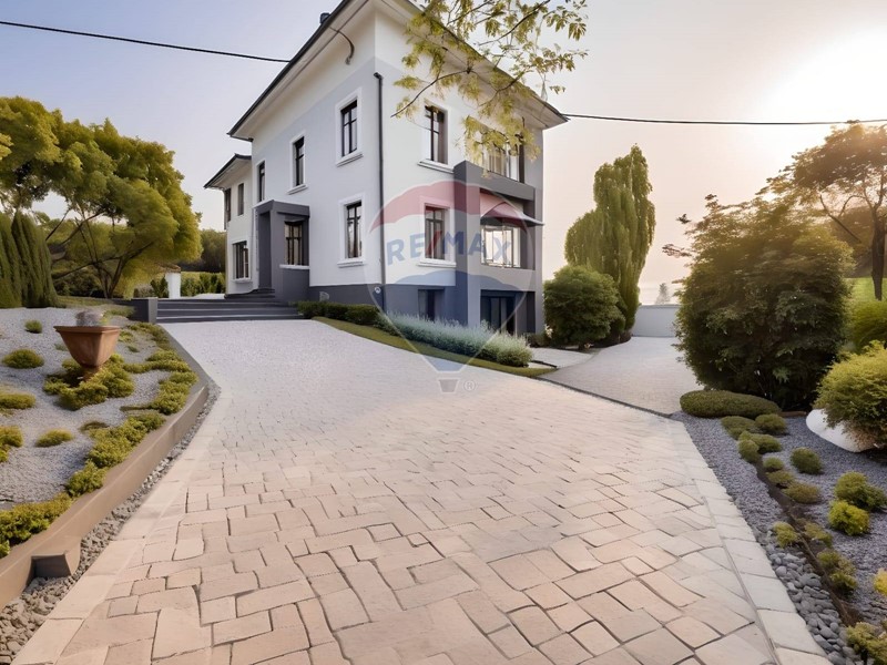 Villa in Vendita a Gemonio, 390'000€, 360 m²